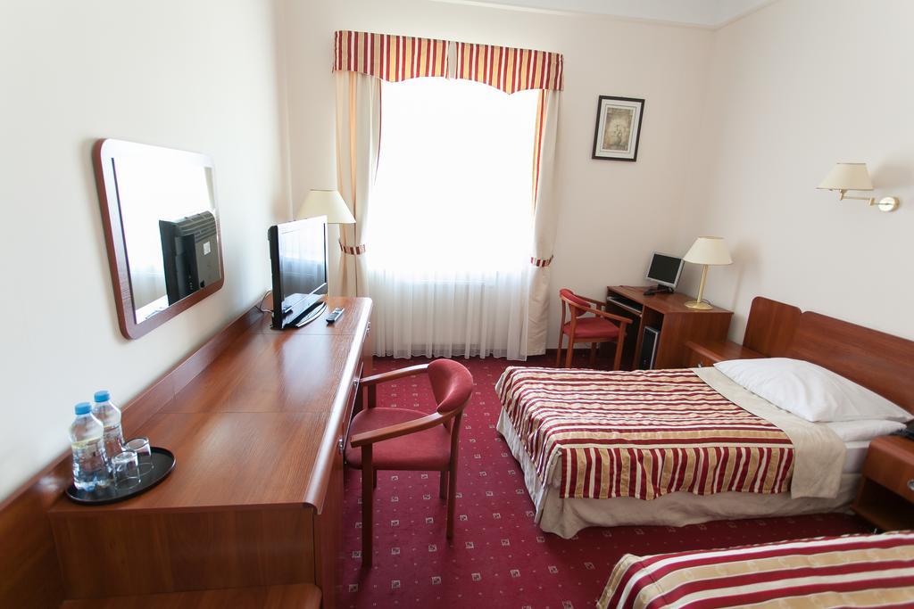 Twins Ii Hotel Warsaw